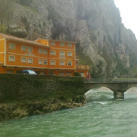 ゲストハウス Hostal Poncebos ポンセボス